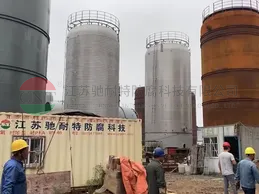 现场硫酸罐和氢氟酸罐（直径7米*12米和直径6米*12米）